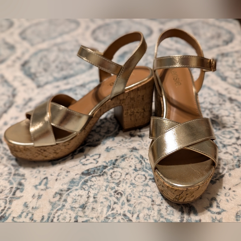 NWOT Kensie "Carsyn" gold cork wedges sz 7.5